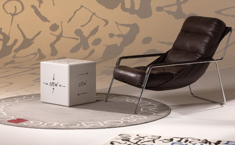 atividade de leitura para aproveitar o dia mundial do livro em casa. Sala de estar com poltrona, uma mesa de apoio e um tapete.