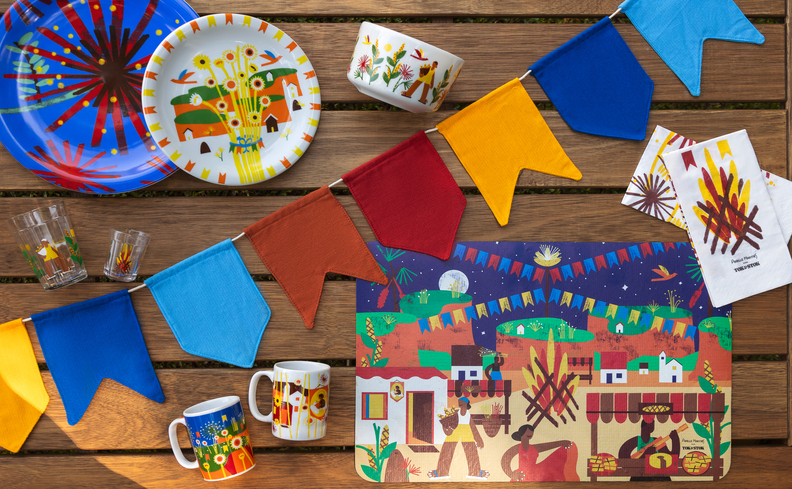 ideias festa junina em casa com bandeirinhas para decorar, pratos, jogos americanos, canecas e muito mais para fazer brincadeiras de festa junina e dar prendas para os convidados.