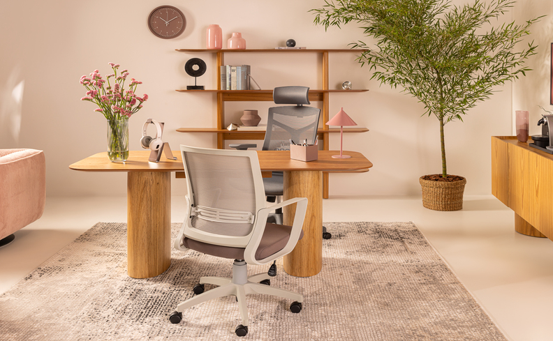 mesa em L para escritório, cadeira de escritório, estante, tapete, vaso com planta, itens decorativos e relógio de parede para decorar o escritório corporativo.