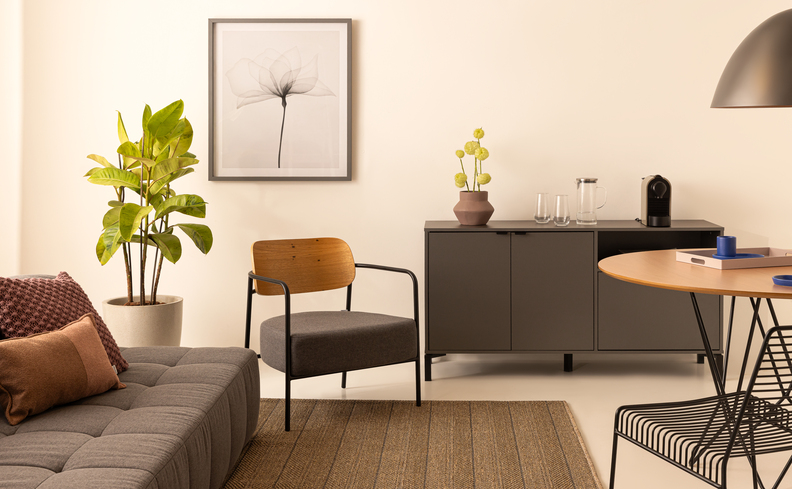 móveis para escritório completo com armários, sofá, cadeira, mesa de apoio e diversos itens de decoração;