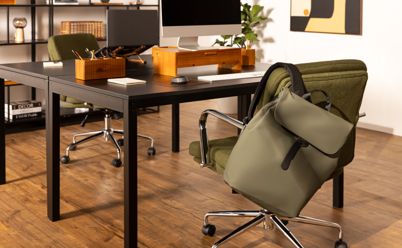 móveis para escritório pequeno com mesa, cadeiras, suporte para notebook, quadros decorativos e mochila para facilitar ao transportar o notebook.