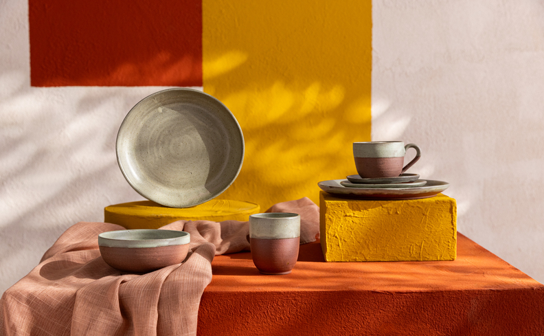 peças de cerâmica artesanal com diversos pratos, canecas para compor uma mesa posta linda e repleta de história.