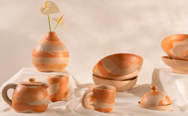 peças feitas de barro para usar artesanato na decoração com peças feitas à mão com diversas histórias, peças como vasos, bules, travessas, canecas e muito mais.