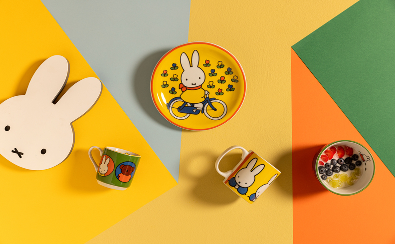 caneca para café com estampa de coelho para presentear ou para usar no dia a dia, além de pratos e adorno decorativo.