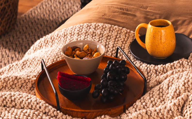 caneca para o dia dos pais, além de bandeja com bowl com cereais e frutas para preparar um café da manhã na cama.