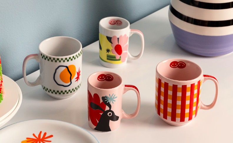 canecas de diversas estampas e de diversos tamanhos, com modelos coloridos, estampa de cachorro e de formas geométricas.