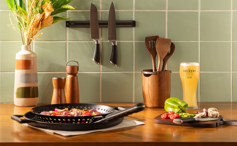 ideia surpresa dia dos pais em uma cozinha para preparar o almoço de domingo com diversos utensílios, saleiro, pimenteiro e uma taça de cerveja para aproveitar com o pai.