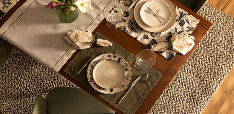 mesa posta para café da tarde com louças para mesa posta com pratos, jogo americano, talheres, vaso com flores, guardanapo de tecido e argola para guardanapo.