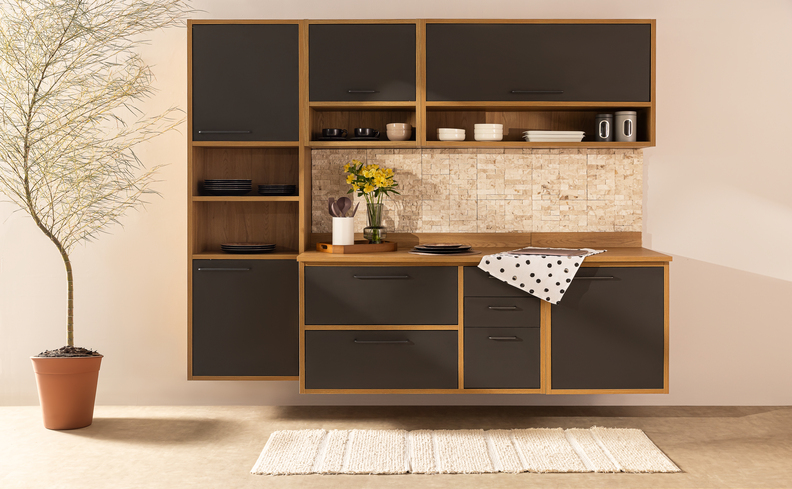 cozinha modulada de canto com armários em tons de cinza chumbo e madeira, além de tapete e diversos itens decorativos.