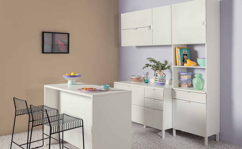 cozinha modulada pequena com peças em branco e com várias portas e gavetas, além de nichos. além de um balcão também branco e duas banquetas pretas.