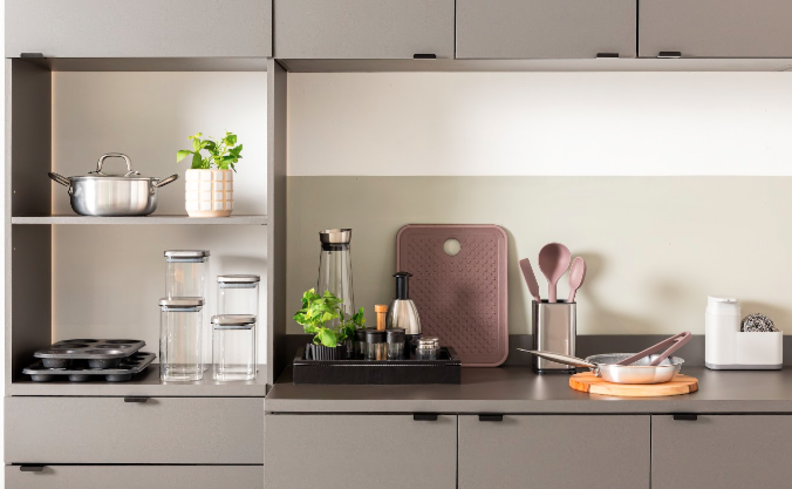 cozinha modulada em cinza e branco com diversos itens de cozinha que auxiliam na rotina e ajudam na organização.