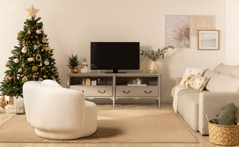 poltrona moderna na cor branca na sala de estar com tapete, sofá, rack e uma árvore de Natal.