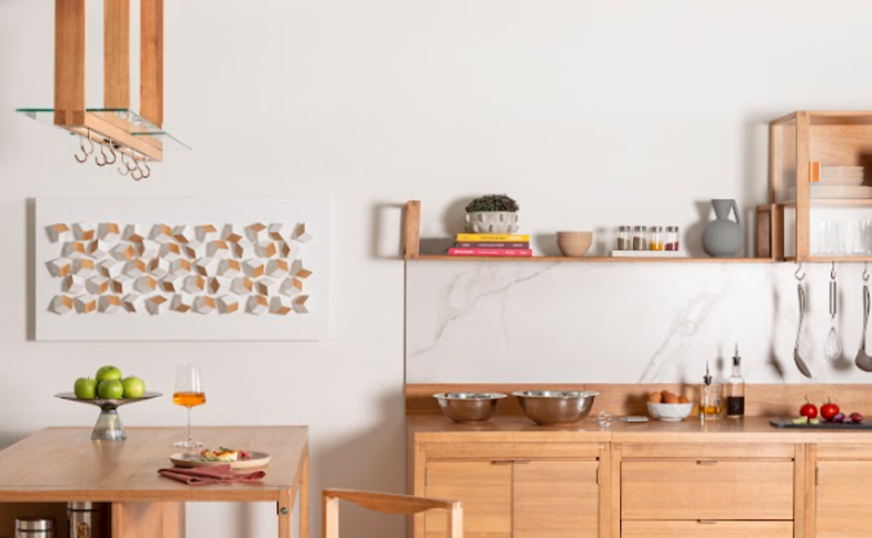 cozinha com ilha em madeira, além de armários, jirau, itens de decoração e utensílios de cozinha.